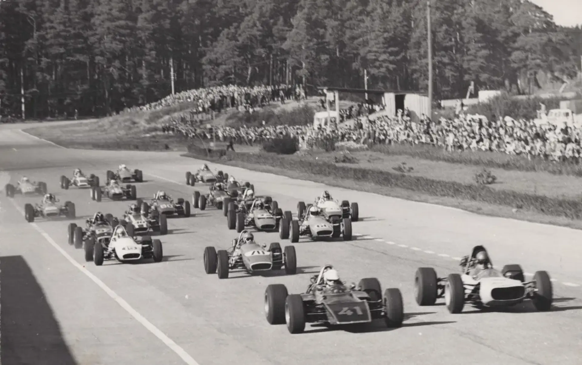 Estonian motorsport heritage — grid start, crowds lining hillside