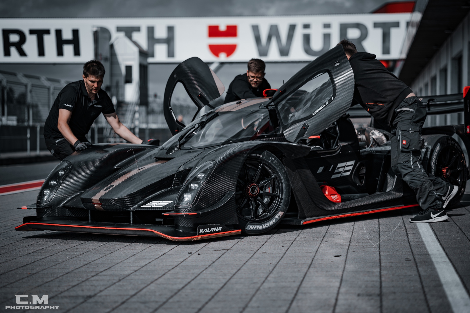 Team pushing the Kalana in the Rudskogen pitlane